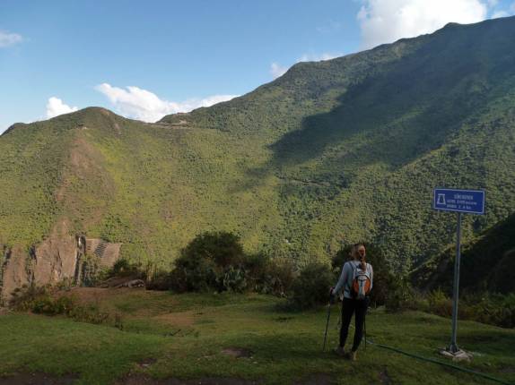 Despedindo-se das ruínas de Choquequirao, no Peru, ao longe